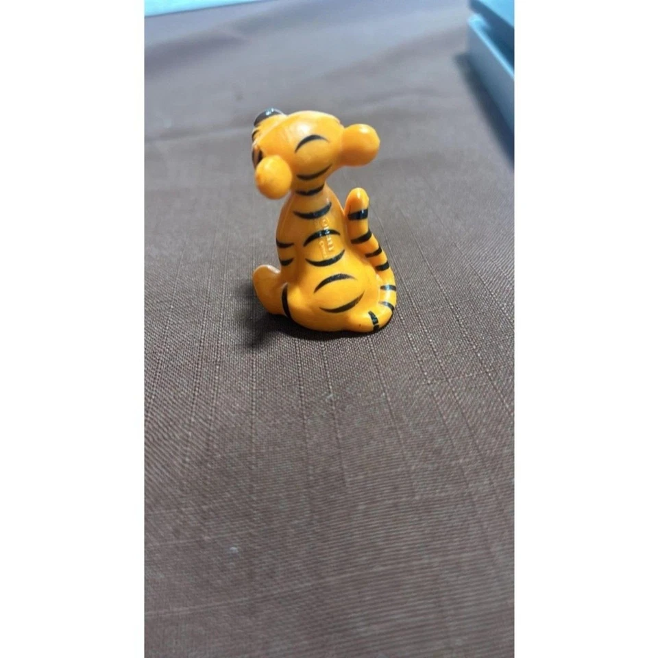 Juguete de plástico Tigger sentado Disney de 2" de alto  Foto 3 de 4
