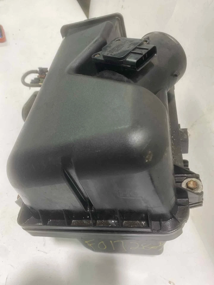 Used Air Cleaner Assembly fits: 2005 Toyota Sienna 3.3L 3MZFE engine from 6/04 G Foto 2 de 4