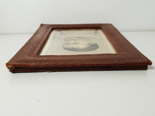 Cadre photo ancien vintage sous verre simili cuir photographie bébé souriant - Picture 11 of 11