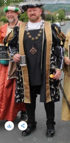 Deluxe Tudor Henry 8th Costume - Picture 4 of 15