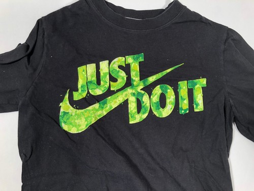 NIKE Boys Black Swoosh "Just Do It" Short Sleeved Cotton T-Shirt Sz M (6) - Imagen 2 de 4