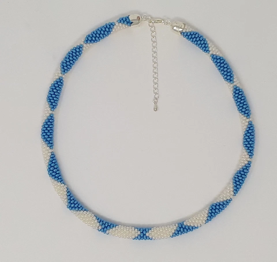 Gehäkelte Perlenkette Rautenmuster, hellblaue & weiße Rocallisperlen, Handarbeit - Bild 2 von 4