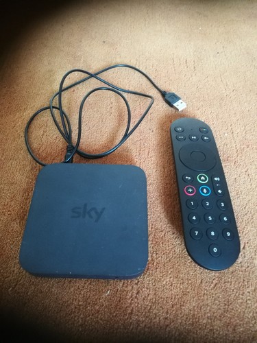 Sky IP061 - DE - ant IPTV Box mit TV USB Kabel
