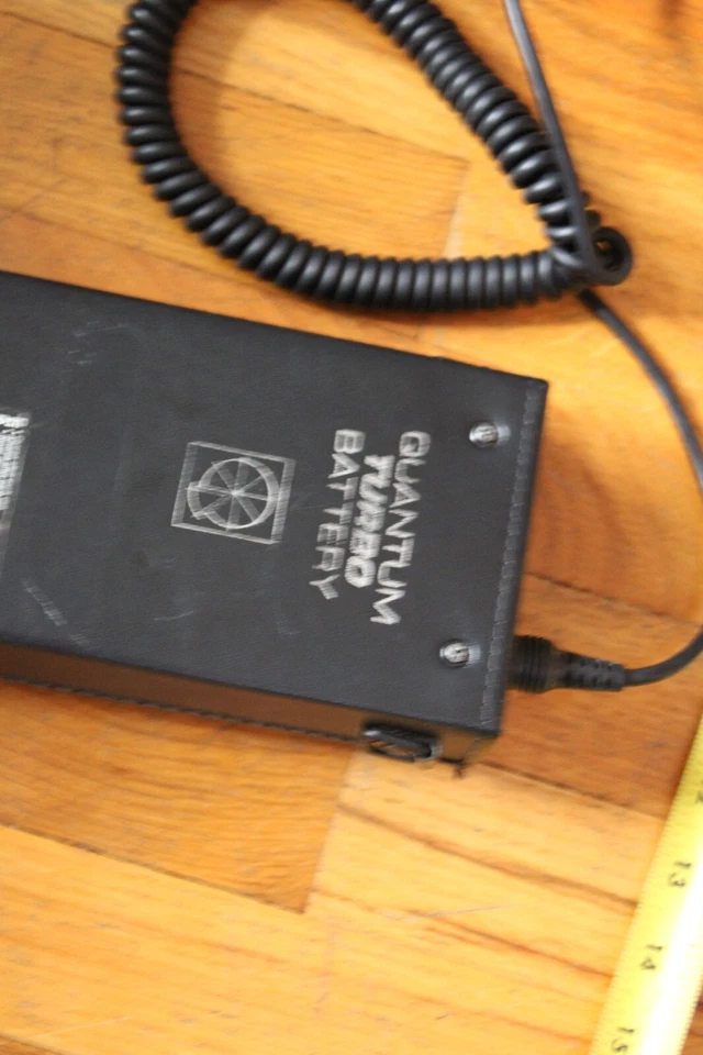 Quantum Instruments Qflash T2 Handle Mount Flash Strobe - Battery - Untested - Image 3 of 4