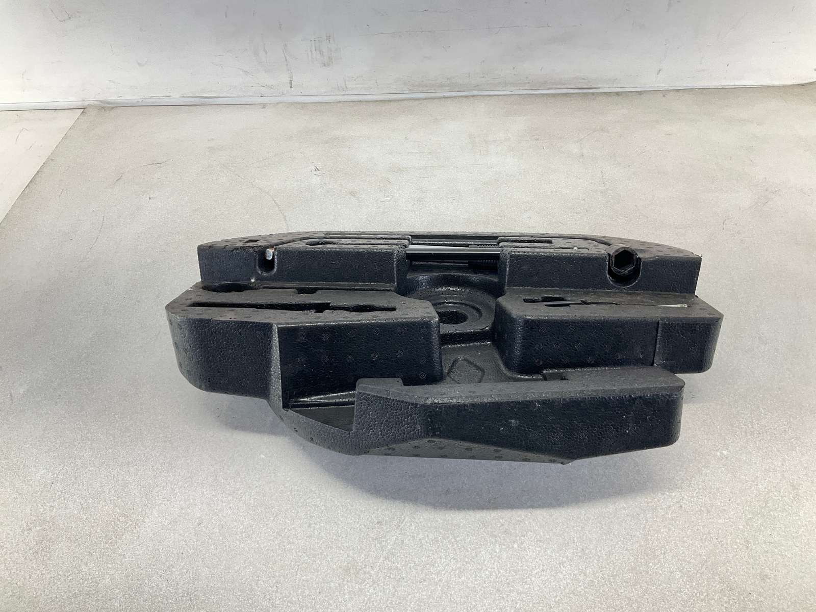 17-20 MASERATI Levante Spare Tire Lift Jack Tools W/ Foam Compartment Carrier CM