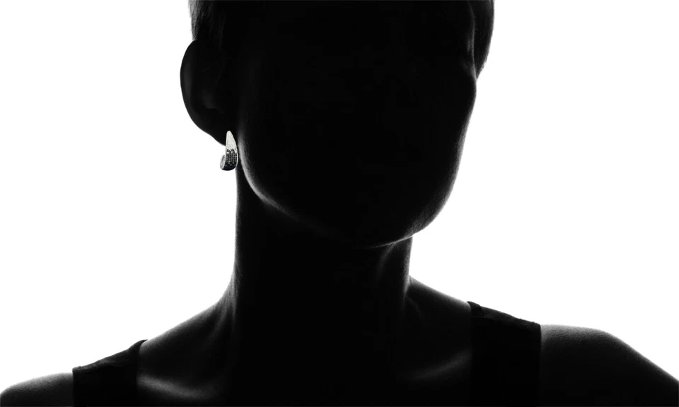 Argolas femininas pretas e brancas em ouro branco 18K feitas com cristal Swarovski - Imagem 3 de 3