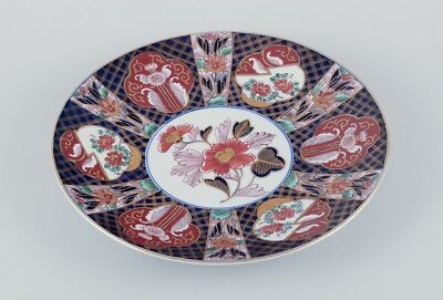 Japanese Kutami dish in porcelain. Hand-decorated with floral motifs.