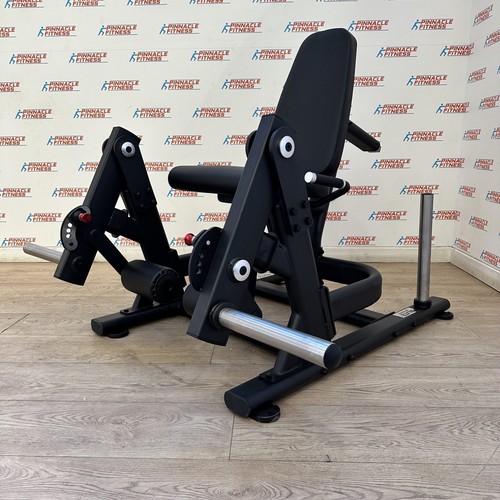 Extensión de pierna lateral ISO cargada con placa de Blitz Fitness - Imagen 4 de 24