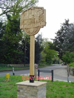 FOTO HENGRAVE DORFSCHILD AUF DEM SCHILD IST HENGRAVE HALL UND STEHEND