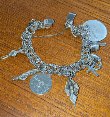 Vintage 1964 Grob Glänzend Sterlingsilber Bettelarmband 10 Charms Schwesternschaft 34g