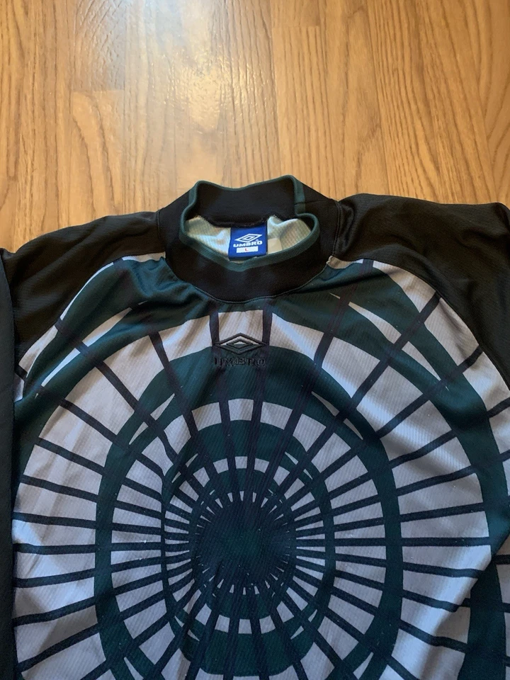 Camiseta de fútbol vintage Umbro años 90 manga larga hombre grande verde negro Foto 2 de 4