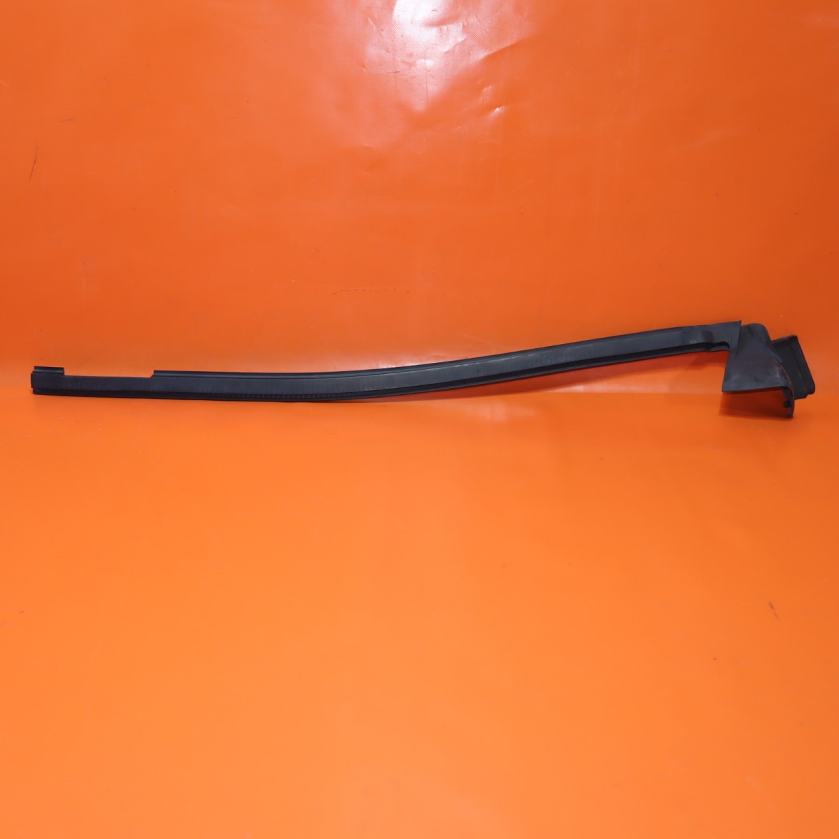 ASTON MARTIN DB11 DOOR WAIST SEAL RIGHT 2017 2018 2019 2020 HY53-C20570-AC OEM