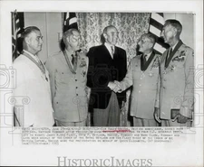 1955 Press Photo Sir Roger Makins greets General Matthew Ridgway at DC ceremony