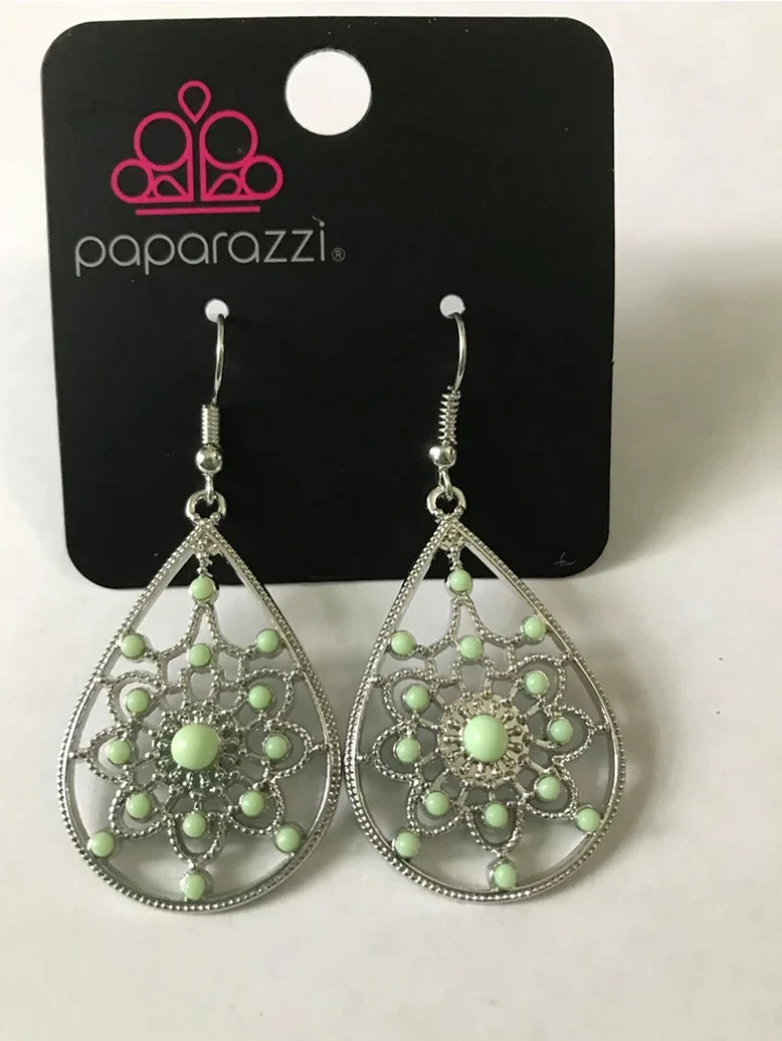 A flair for fabulous green paparazzi deals