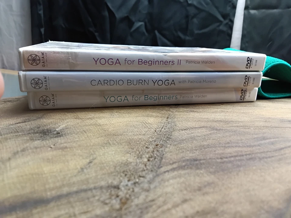 Gaiam Yoga Tres DVD con Conjunto de Banda de Cadera de 2 Piezas Principiantes y Ejercicio para Quemar Cardio Foto 2 de 3