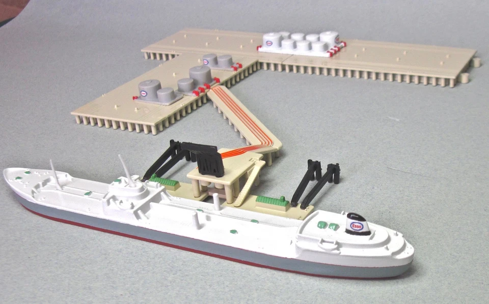 TRIANG MINIC SCHIFFE ESSO TANKER KAI SET & Lagertanks Code 3 sehr guter Zustand