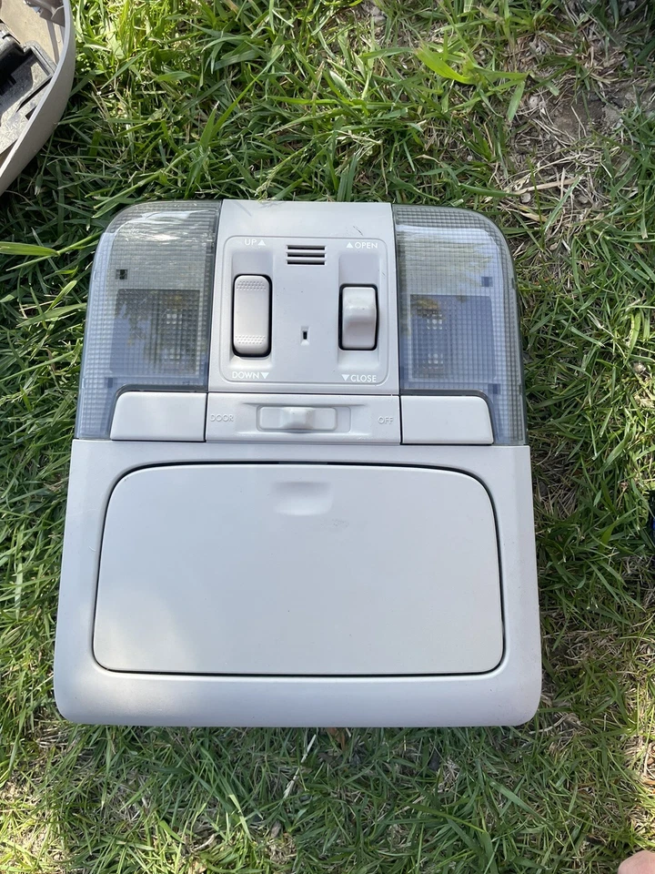 Lámpara de luz para consola superior Subaru Legacy 2010-2012 con techo corredizo TEM VC12-088 OEM Foto 2 de 4