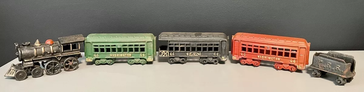 Vintage Cast Iron Train Set Engine Coal 3 Passenger Cars PRR Washington 44