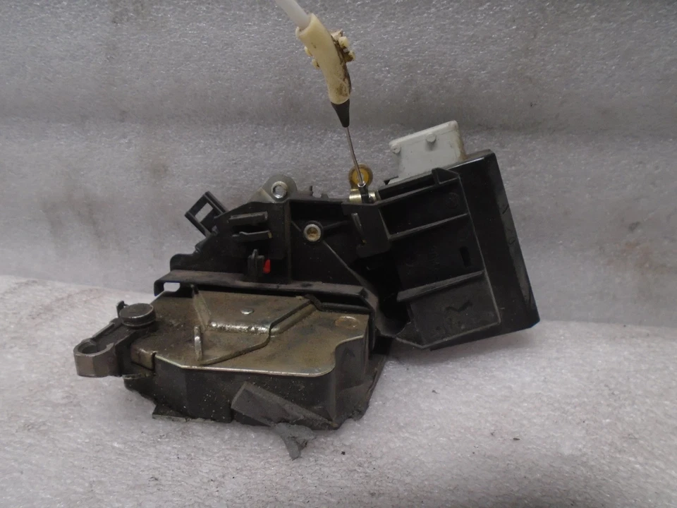 Оригинальный привод замка задней левой двери 97–03 BMW 528i 67118352165 DK801184 - Изображение 3 из 4