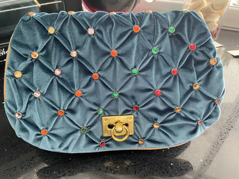 Bandolera Twiggy London de terciopelo con adornos de diamantes de imitación de colores — verde azulado Foto 3 de 4