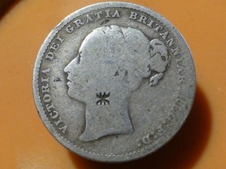 ANGLETERRE ONE SHILLING (ARGENT) 1883 ETRANGE CONTREMARQUE !