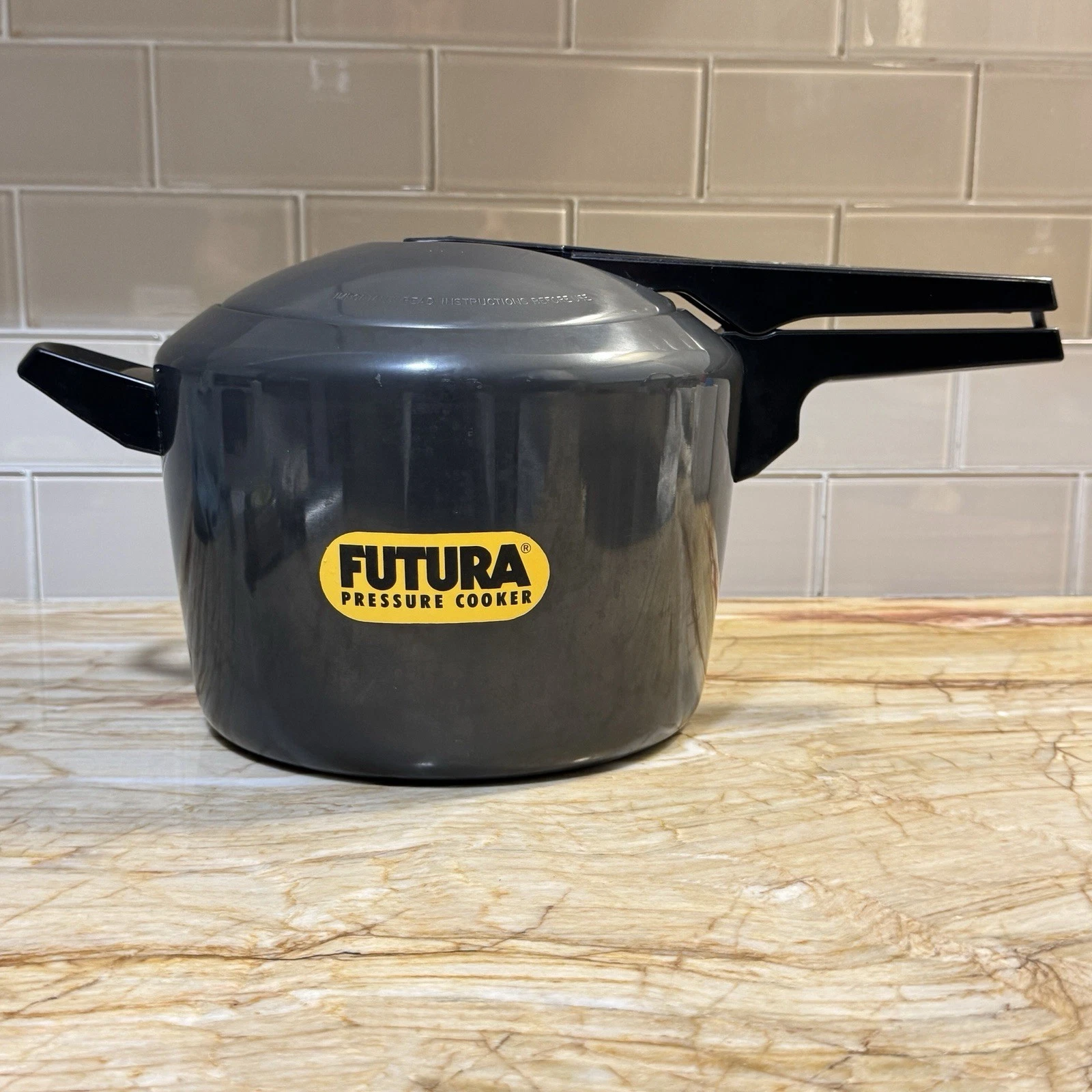 Hawkins Futura Pressure Cooker Hard Anodized 6 Litre Black