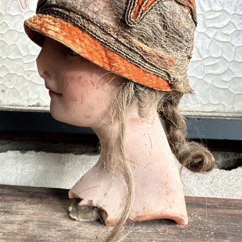 Antiguo tocado de terciopelo de seda naranja y encaje lamé dorado de los años 20 Cloche vintage - Imagen 3 de 24