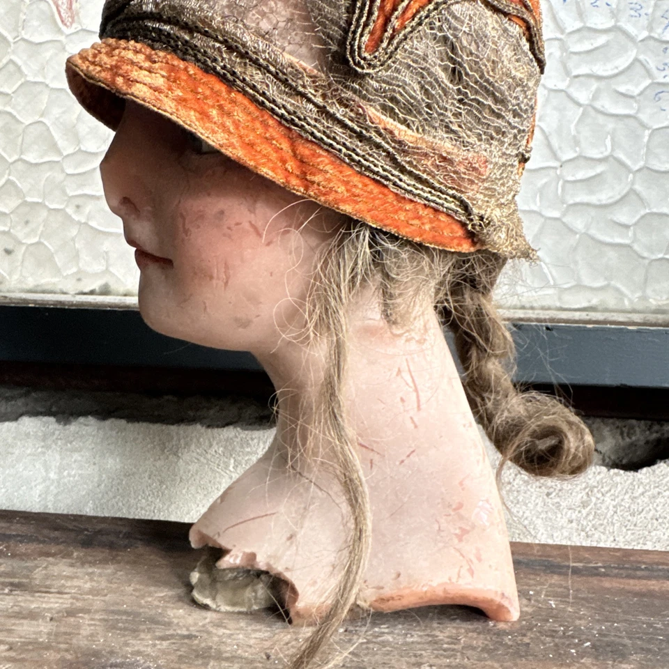 Antiguo tocado de terciopelo de seda naranja y encaje lamé dorado de los años 20 Cloche vintage Foto 3 de 4