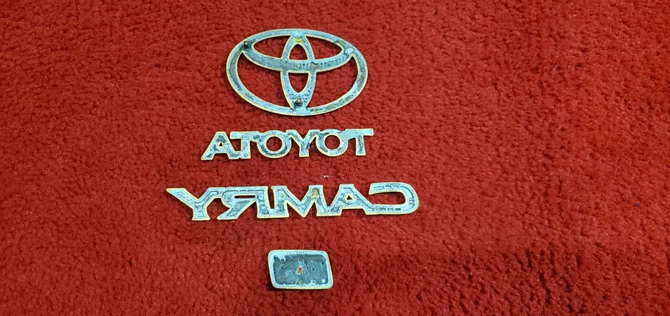 1997 1998 1999 2000 2001 TOYOTA CAMRY LE MALETERO TRASERO TAPA EMBLEMA CONJUNTO DORADO OEM Foto 2 de 2