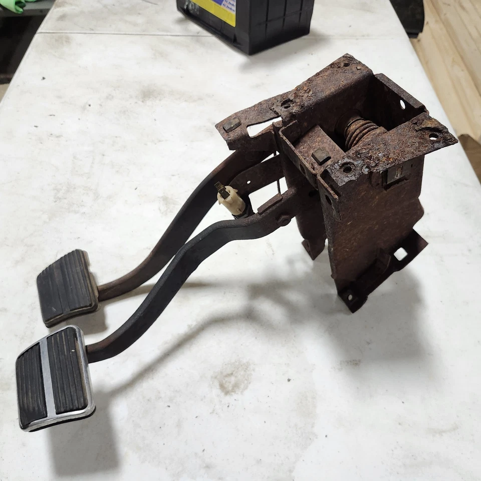 Conjunto de embrague y pedal de freno C3 Corvette manual de 4 velocidades usado oxidado fabricante de equipos originales 69-82 Foto 4 de 4