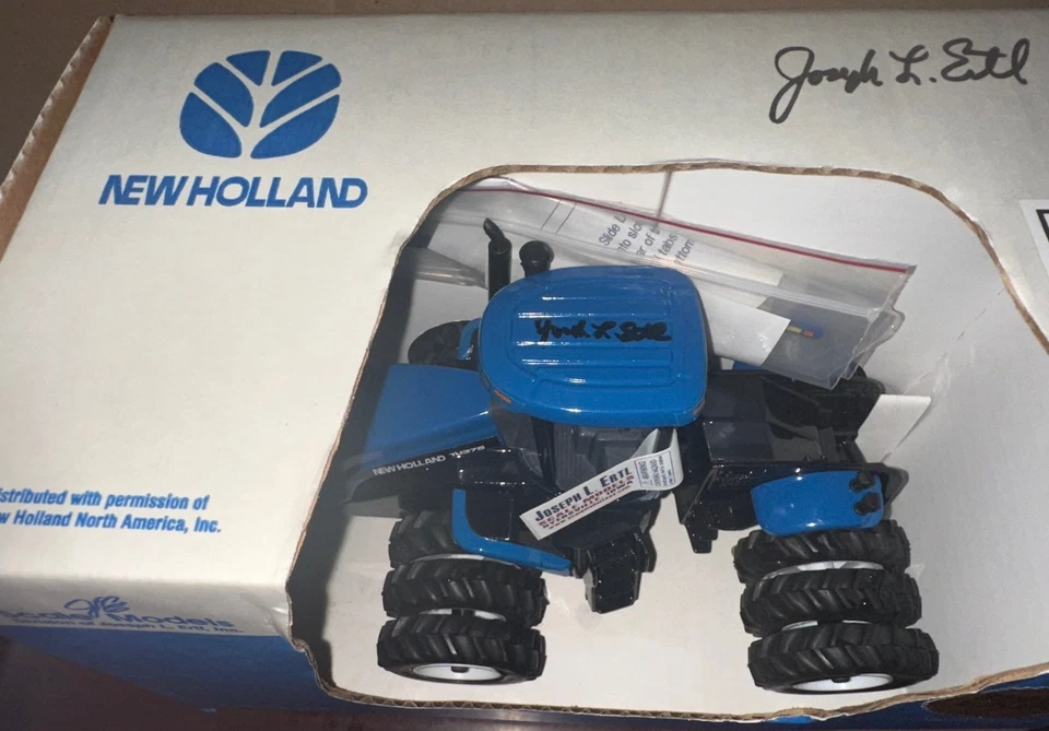 Scale Models 1/32 New Holland TJ375 4 WD Tractor Triples 2001 Farm Progress #137 - Image 2 of 2