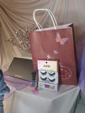 Medium Beauty Bundle —18‑Color Palette + Ardell Lashes + Matte Lip + Pop Polish