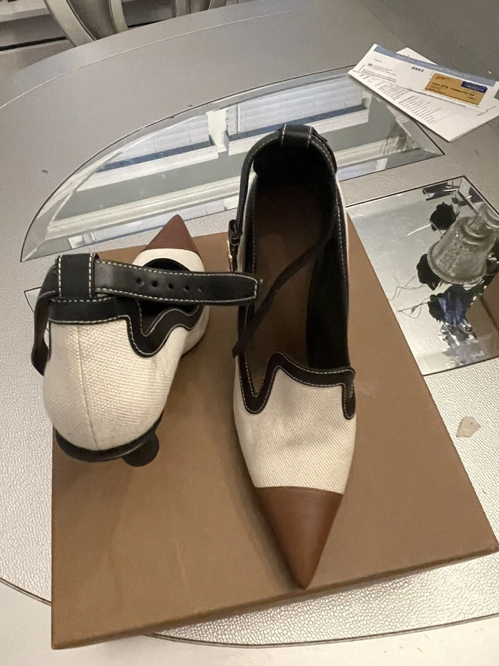 Zapatos de salón Burberry Brecon de lona y cuero con punta, talla 39,5 Foto 3 de 4