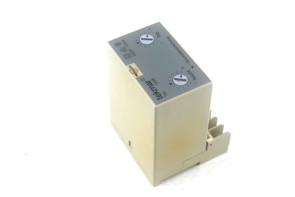 Tekmar 1206 Charge Controller Regulator with Base Used - Image 2 of 4