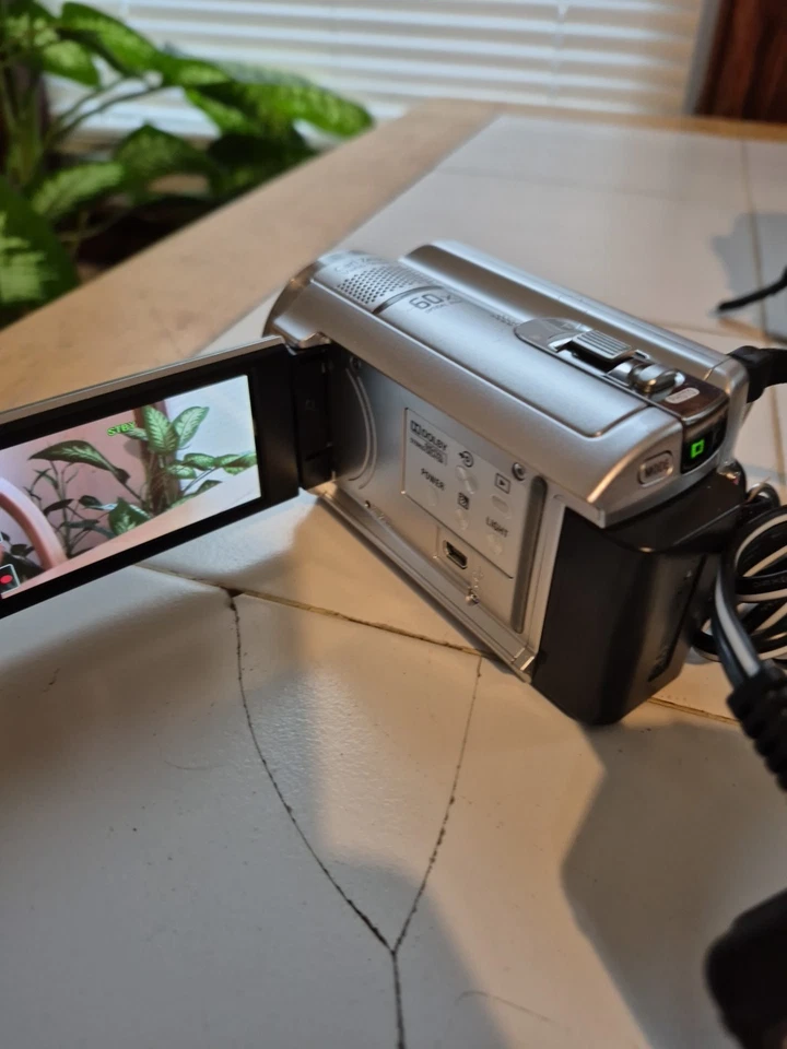 Sony DCR-SR68 Handycam Camcorder 80gb HDD 60x Optical Zoom Flip Screen Silver - Image 2 of 4