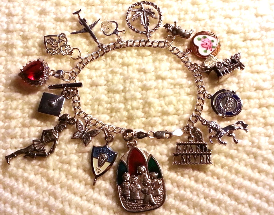 复古 70 年代纯银小饰品手链和 17 个小饰品,8 英寸装,威尔斯,铃铛 — 第 3/4 张图片