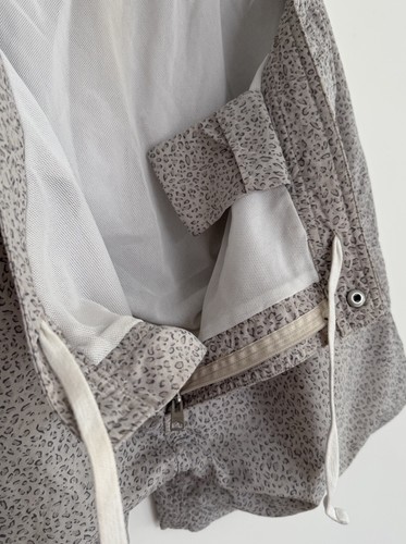 Pantalones Cortos de Natación Allsaints “WASCO” Gris Claro Estampado Animal Extra Grande - Imagen 13 de 14
