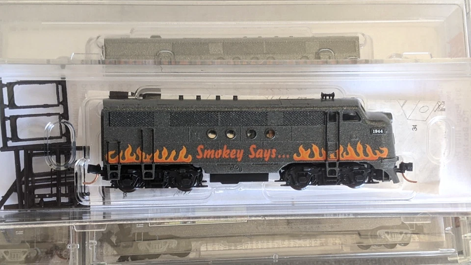Micro Trains SMOKEY BEAR Forest Fire Prevention N Scale Train Set w/ Locomotive - Image 3 of 4