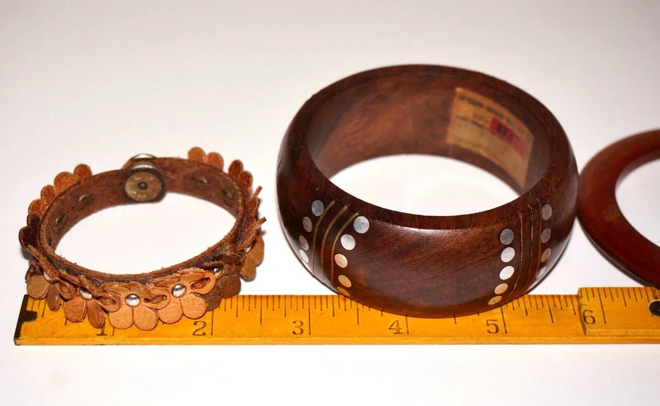 Lote de tres pulseras vintage de madera y cuero Foto 4 de 4