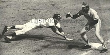 1972 Press Photo Royals' Amos Otis dives into first as Indians' attempt pick-off