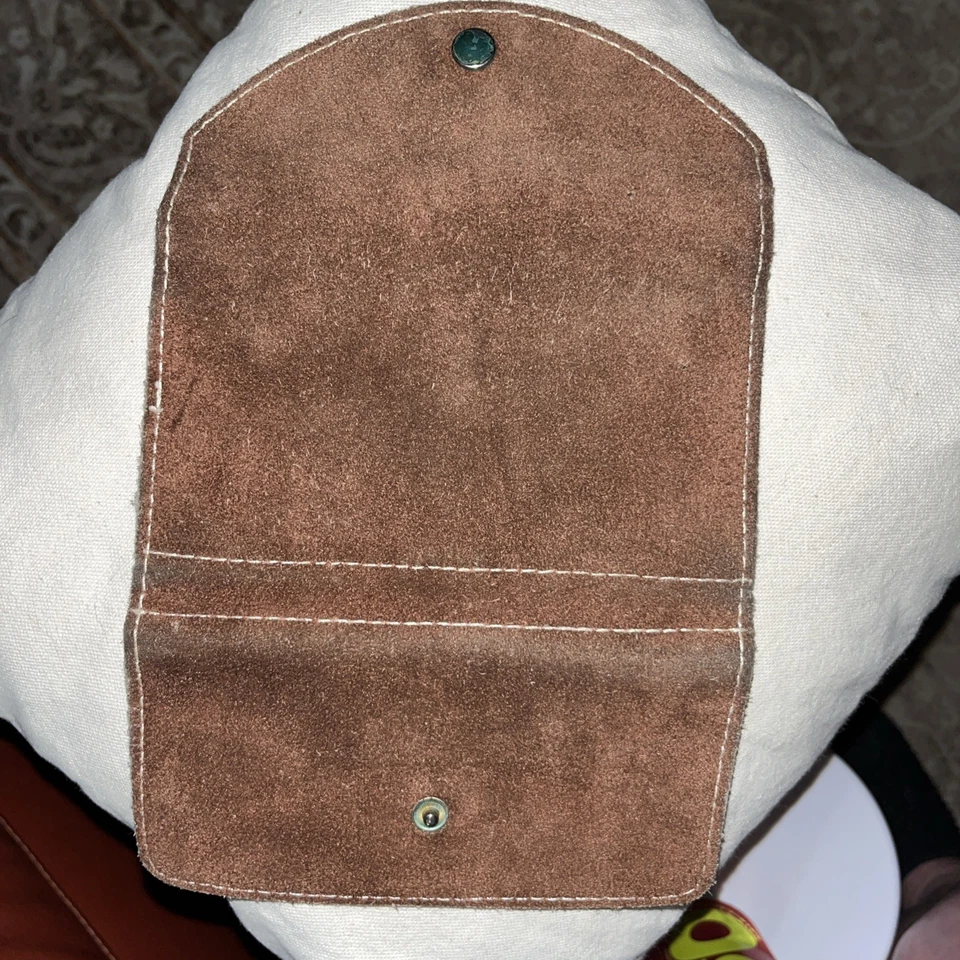 Carteira clutch vintage anos 70 couro camurça três dobras talão de cheques - Imagem 3 de 4