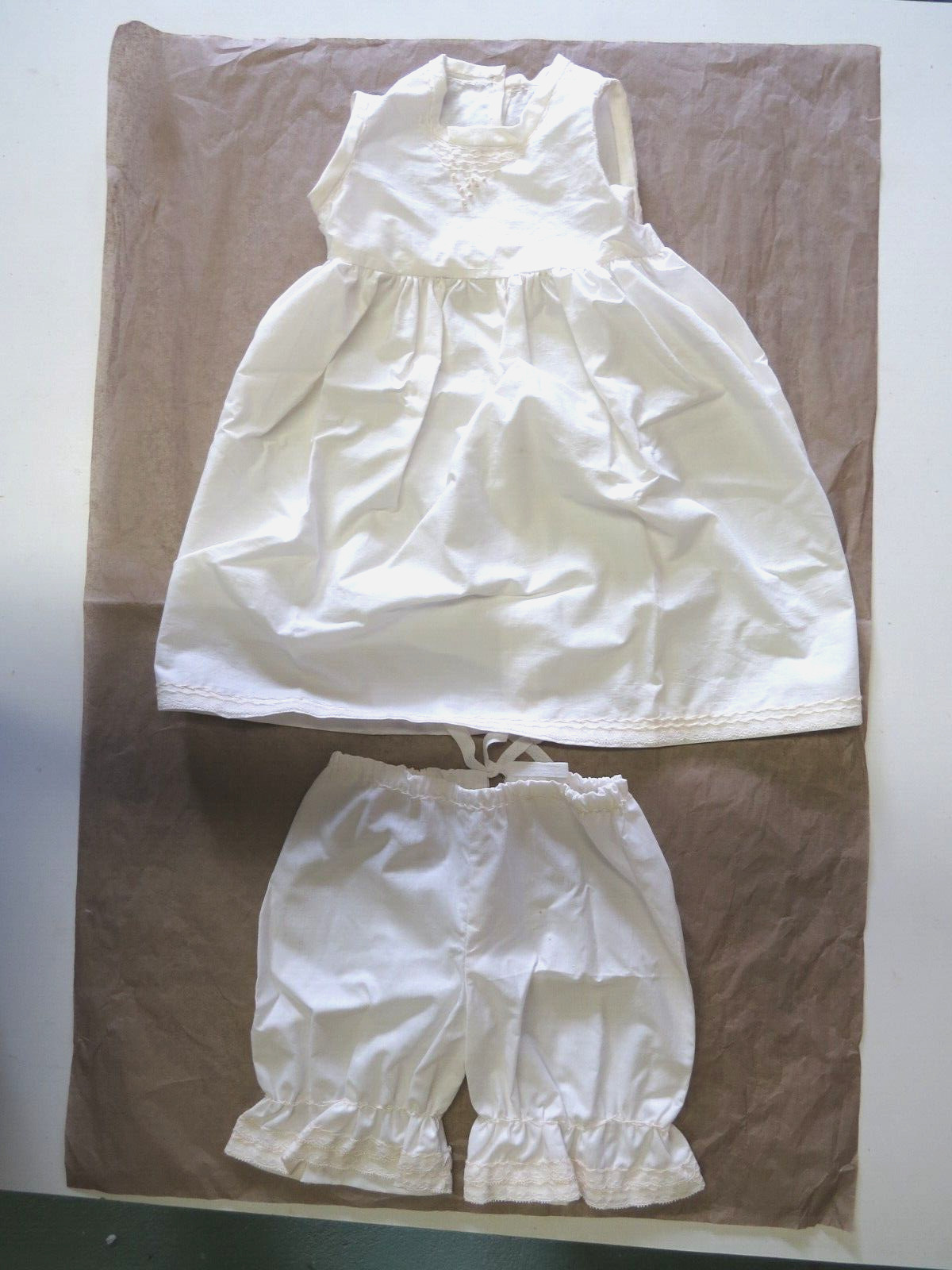 Habiller une poupée ancienne de 70-80 cm : sous-vêtements adaptés