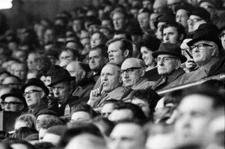 Liverpool manager Bill Shankly watching a game stands April 1971 Old Photo 1