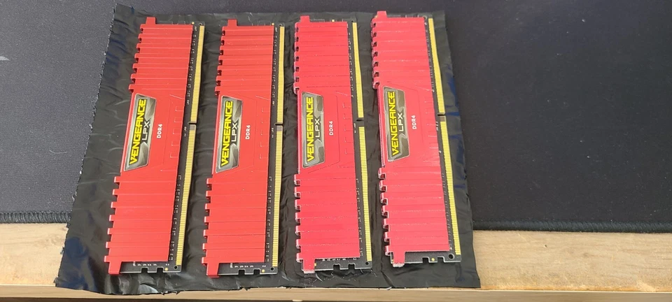 Corsair Vengeance LPX 32GB (4 x 8 GB) DDR4 2400 MHz - Image 2 of 4