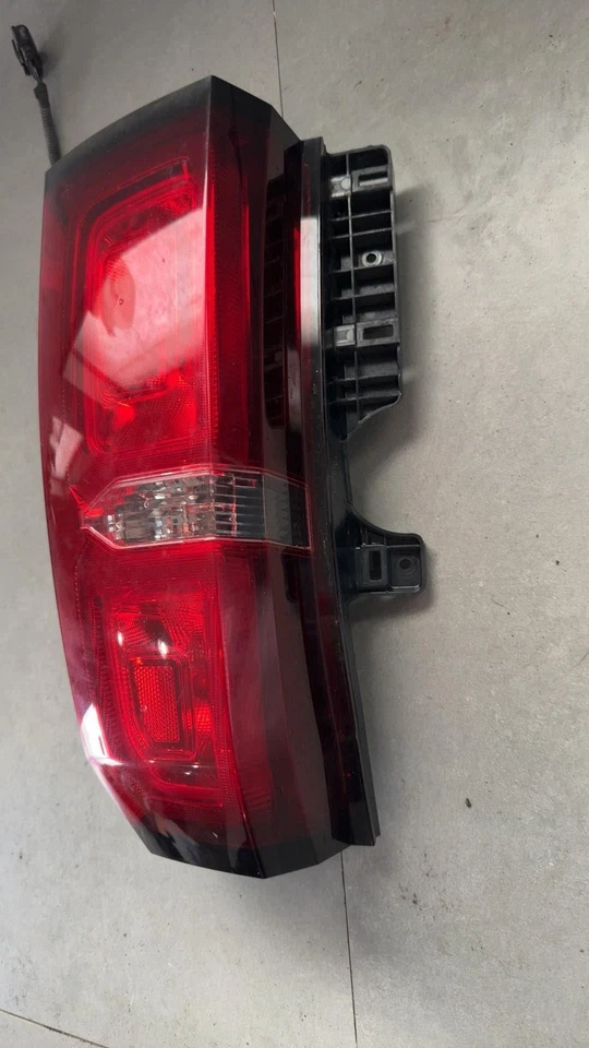 Luz trasera lado pasajero para Chevrolet Tahoe Suburban 2015-2020 con bombilla Foto 3 de 4