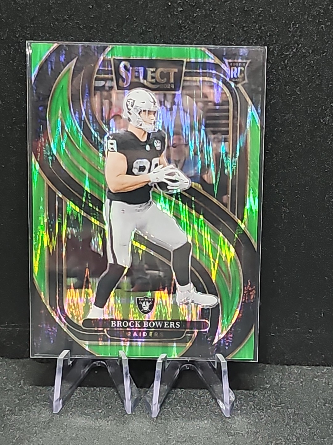 2024 Panini Select - Premier Level Brock Bowers #118 Neon Green Shock Prizm /499