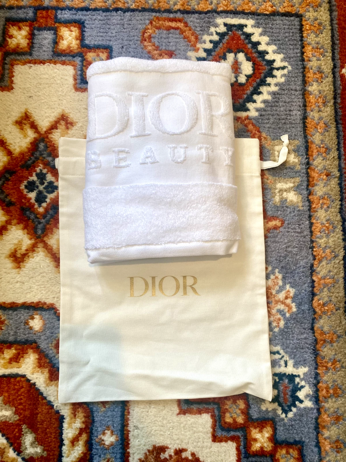 Serviette Dior NEUVE dans sac à cordon