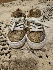 Tenis informales con cordones con estampado de logotipo GUESS dorados blancos punta redonda talla 5,5 de EE. UU.