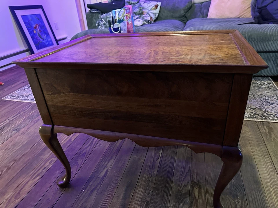 Mesa auxiliar de mesita de noche Pennsylvania House de madera de cerezo estilo Queen Anne Foto 4 de 4