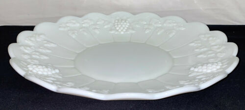 Westmoreland PANELED GRAPE WHITE*14" SHALLOW BOWL* PG70 - Picture 2 of 2